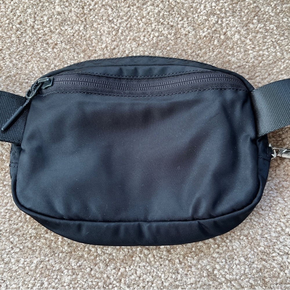 Lululemon Everywhere Belt Bag - Picture 4 of 7